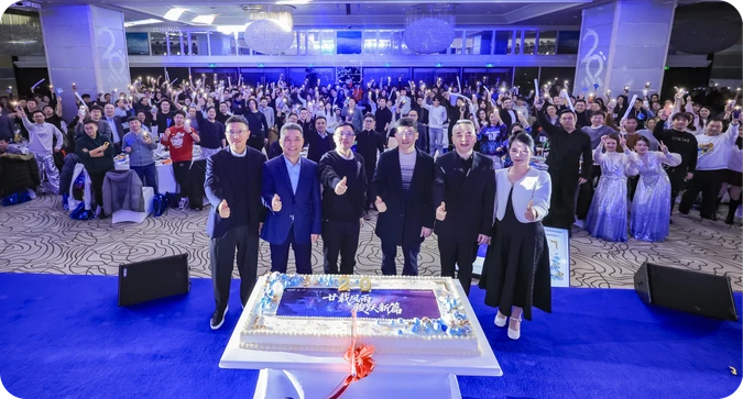 二三四五员工在庆祝活动现场围绕蛋糕合影
